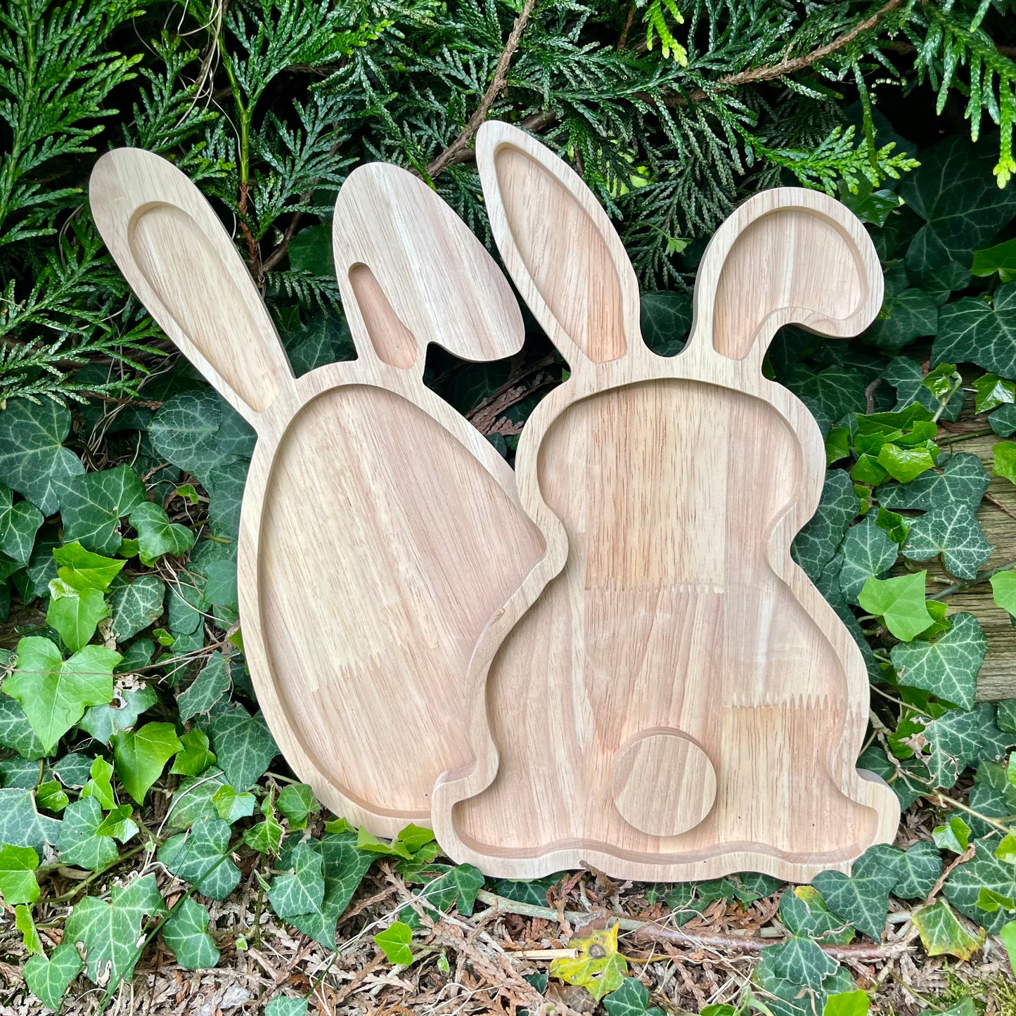Plateau en bois, gamelle pour lapin en forme de lapin et d’oeuf