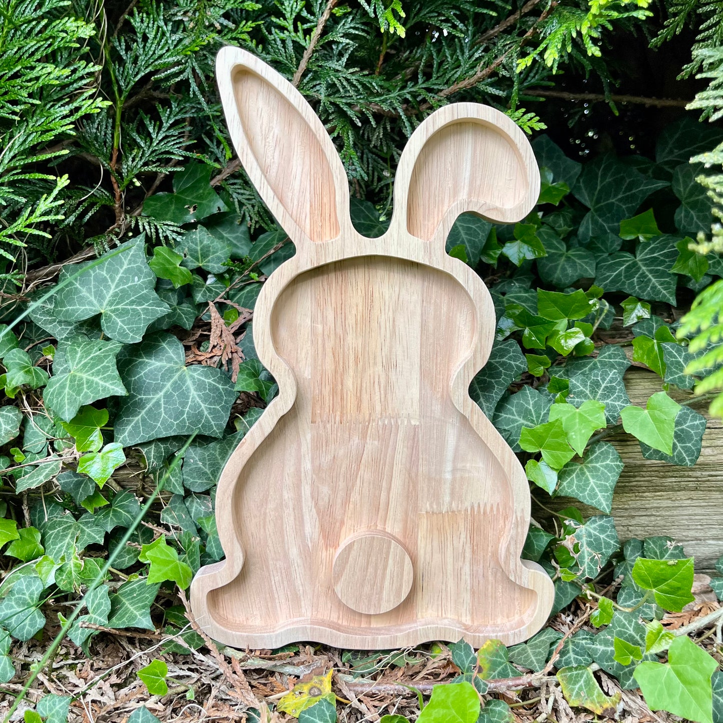 Plateau en bois, gamelle pour lapin en forme de lapin et d’oeuf