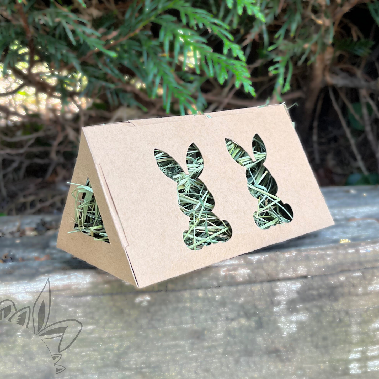 Jouet triangle en carton percé de trous avec foin pour lapin