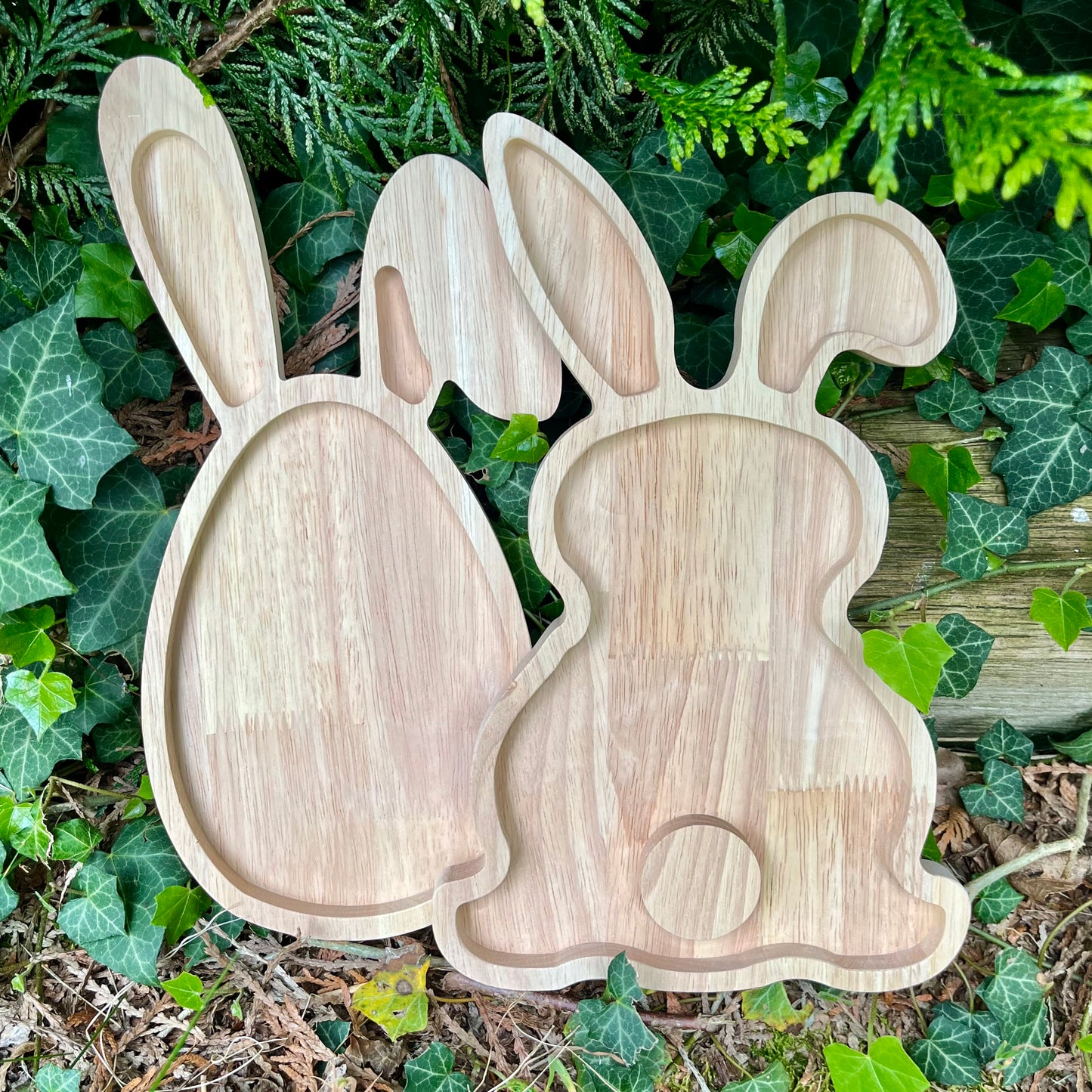 Plateau en bois, gamelle pour lapin en forme de lapin et d’oeuf