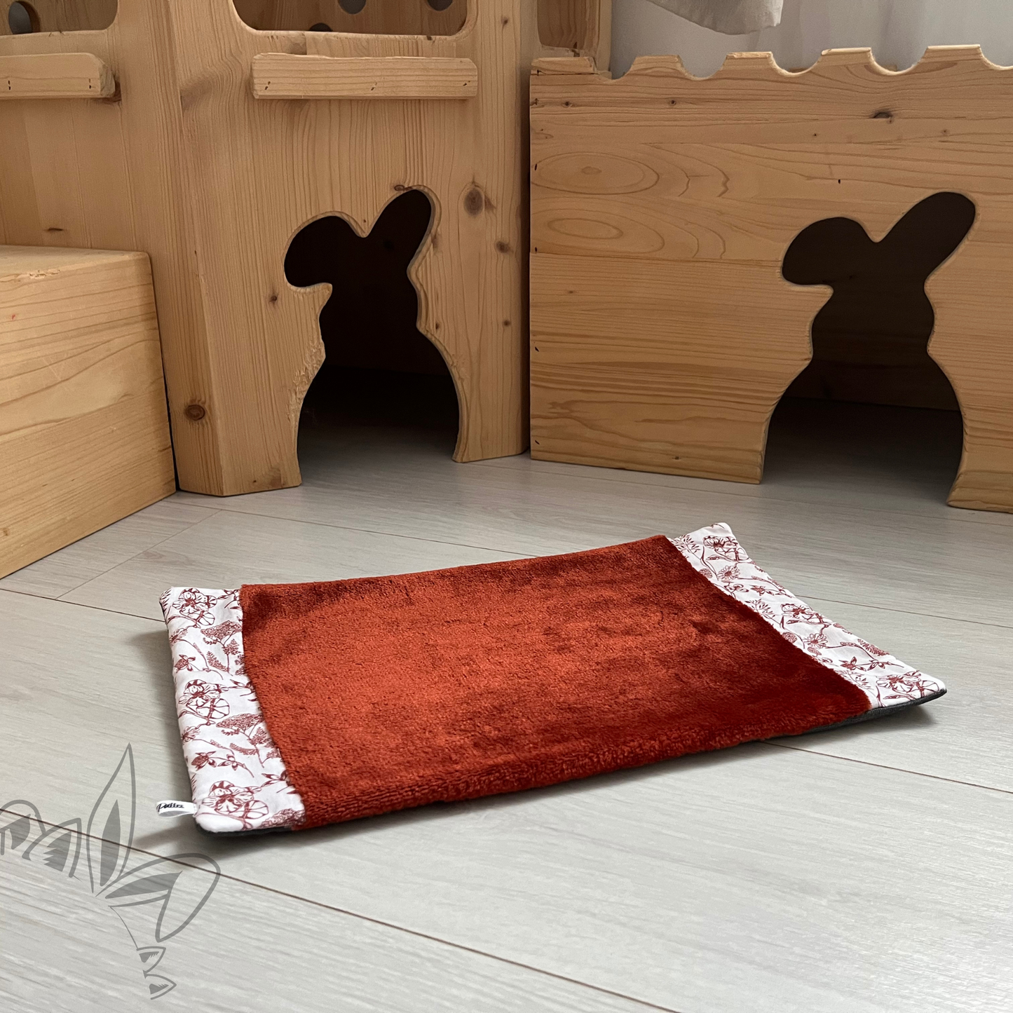 Tapis de gamelles absorbant et anti dérapant pour lapin
De l’eau autour de la gamelle, des gamelles renversées.. le lapin est le roi du déménagement et ce tapis vous aide à conserver un environnement sec et propre.
Fabriqué à la main, ce tapis absorbant a été conçu pour absorber l’eau renversée sans mouiller ni salir votre sol. La gamme Astic’Home créée par O Les Pattes, est un produit français pour lapins.