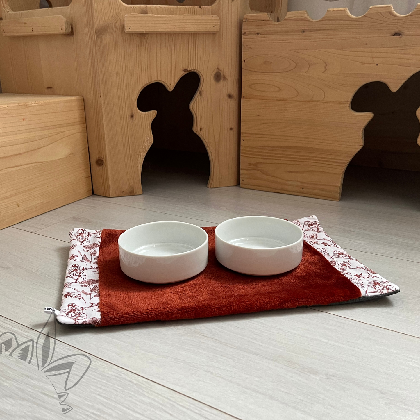 Tapis de gamelles absorbant et anti dérapant pour lapin
De l’eau autour de la gamelle, des gamelles renversées.. le lapin est le roi du déménagement et ce tapis vous aide à conserver un environnement sec et propre.
Fabriqué à la main, ce tapis absorbant a été conçu pour absorber l’eau renversée sans mouiller ni salir votre sol. La gamme Astic’Home créée par O Les Pattes, est un produit français pour lapins.