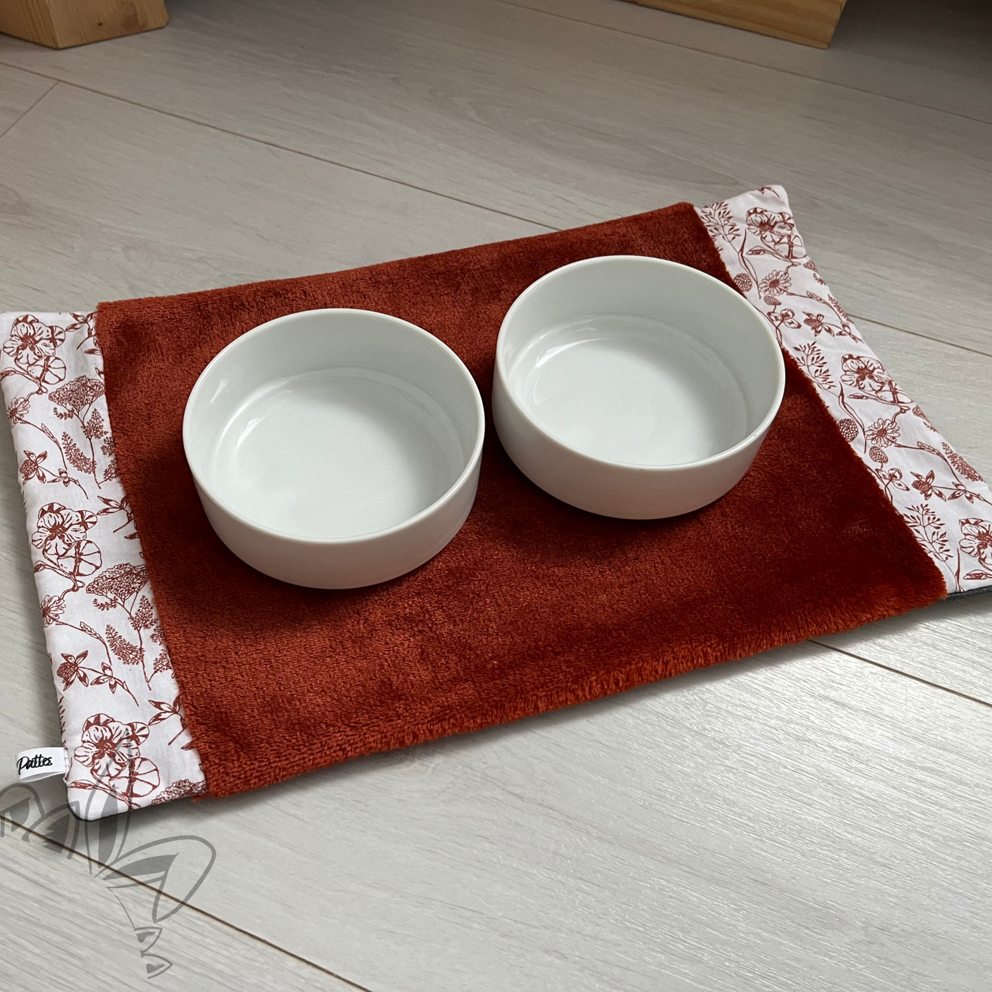 Tapis de gamelles absorbant et anti dérapant pour lapin
De l’eau autour de la gamelle, des gamelles renversées.. le lapin est le roi du déménagement et ce tapis vous aide à conserver un environnement sec et propre.
Fabriqué à la main, ce tapis absorbant a été conçu pour absorber l’eau renversée sans mouiller ni salir votre sol. La gamme Astic’Home créée par O Les Pattes, est un produit français pour lapins.