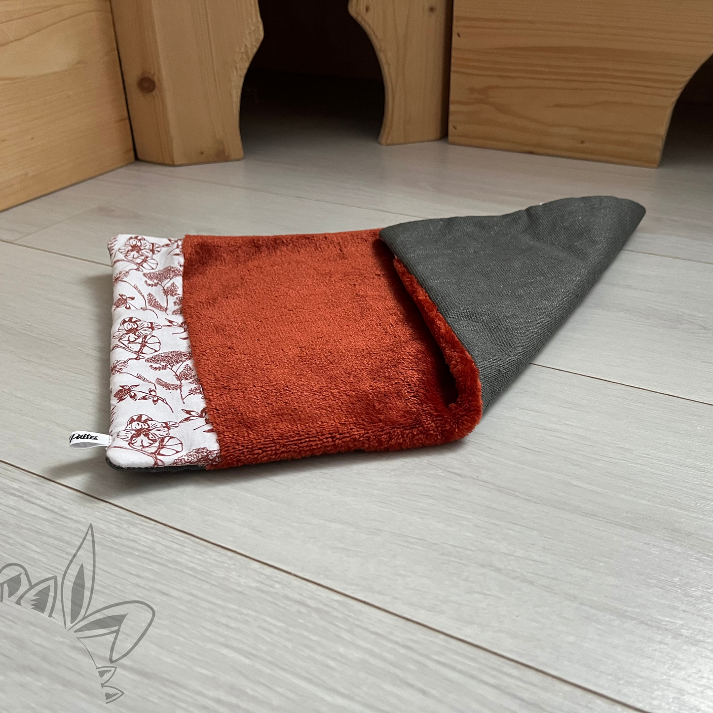 Tapis de gamelles absorbant et anti dérapant pour lapin
De l’eau autour de la gamelle, des gamelles renversées.. le lapin est le roi du déménagement et ce tapis vous aide à conserver un environnement sec et propre.
Fabriqué à la main, ce tapis absorbant a été conçu pour absorber l’eau renversée sans mouiller ni salir votre sol. La gamme Astic’Home créée par O Les Pattes, est un produit français pour lapins.