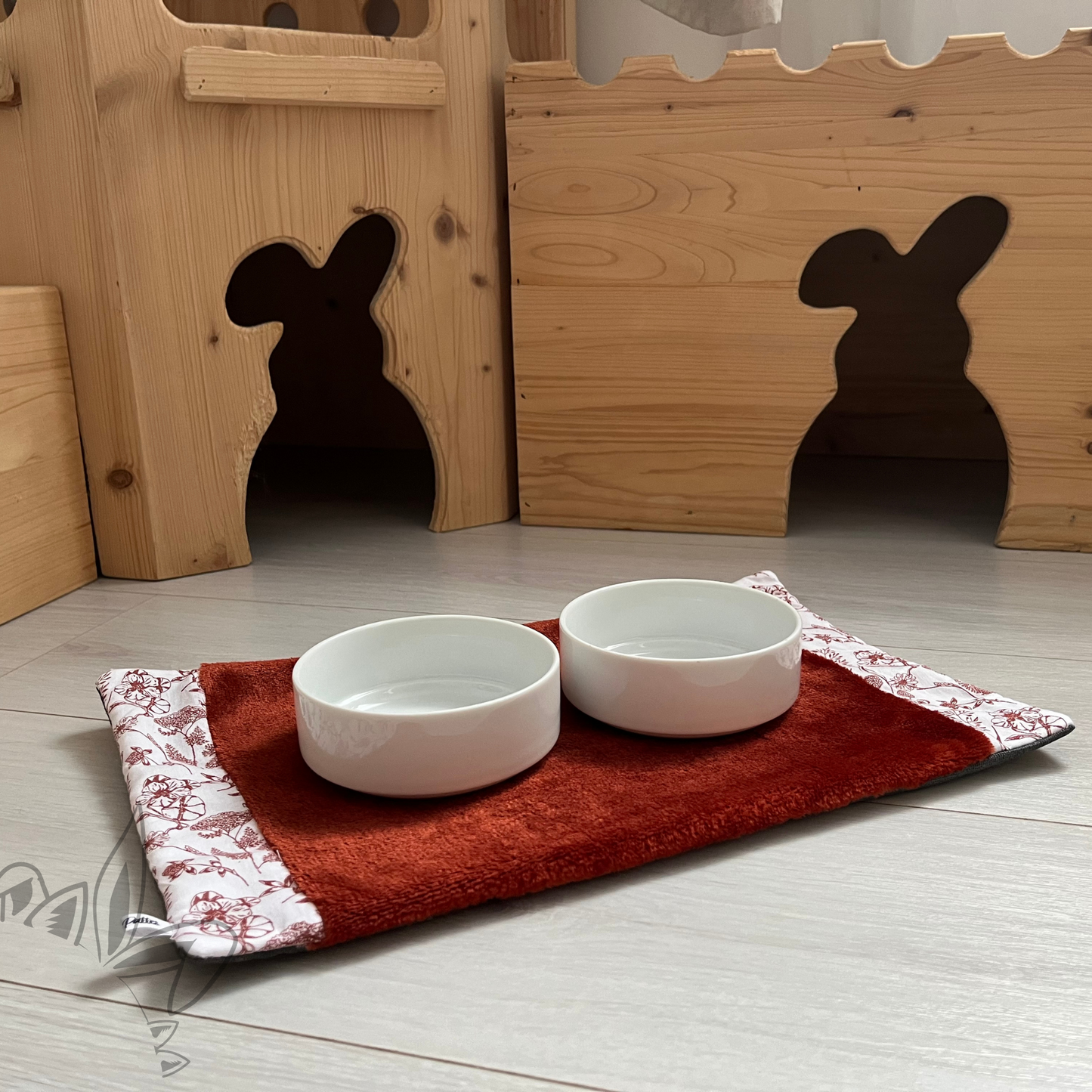 Tapis de gamelles absorbant et anti dérapant pour lapin
De l’eau autour de la gamelle, des gamelles renversées.. le lapin est le roi du déménagement et ce tapis vous aide à conserver un environnement sec et propre.
Fabriqué à la main, ce tapis absorbant a été conçu pour absorber l’eau renversée sans mouiller ni salir votre sol. La gamme Astic’Home créée par O Les Pattes, est un produit français pour lapins.