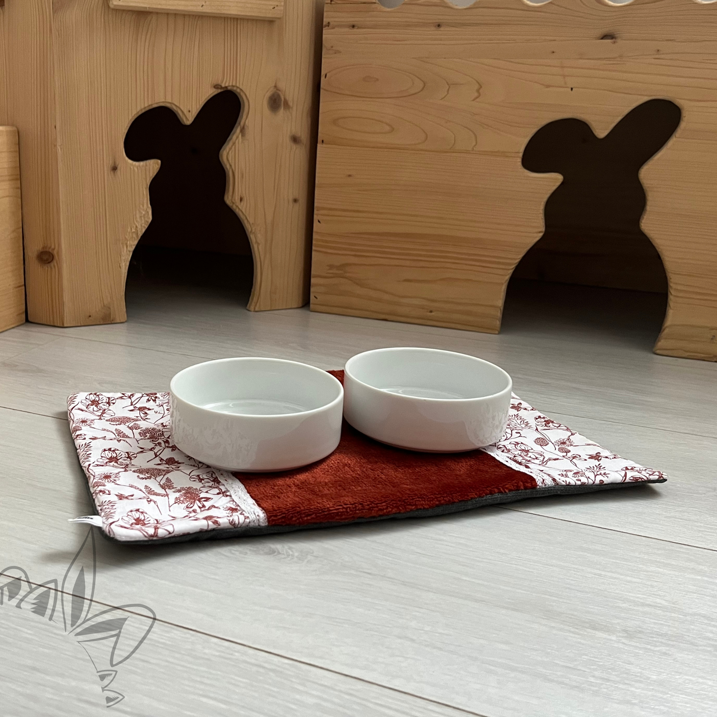 Tapis de gamelles absorbant et anti dérapant pour lapin
De l’eau autour de la gamelle, des gamelles renversées.. le lapin est le roi du déménagement et ce tapis vous aide à conserver un environnement sec et propre.
Fabriqué à la main, ce tapis absorbant a été conçu pour absorber l’eau renversée sans mouiller ni salir votre sol. La gamme Astic’Home créée par O Les Pattes, est un produit français pour lapins.