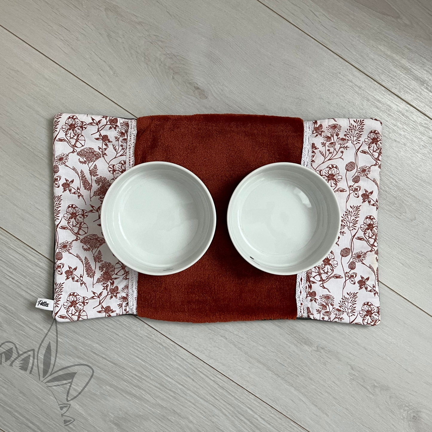Tapis de gamelles absorbant et anti dérapant pour lapin
De l’eau autour de la gamelle, des gamelles renversées.. le lapin est le roi du déménagement et ce tapis vous aide à conserver un environnement sec et propre.
Fabriqué à la main, ce tapis absorbant a été conçu pour absorber l’eau renversée sans mouiller ni salir votre sol. La gamme Astic’Home créée par O Les Pattes, est un produit français pour lapins.