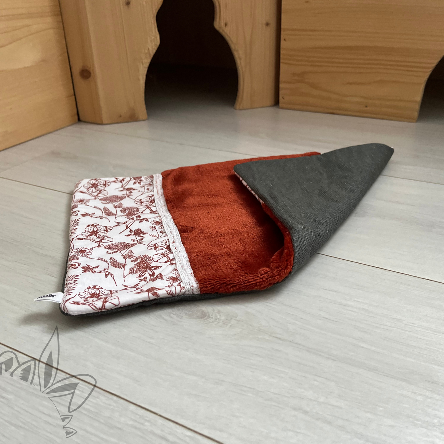 Tapis de gamelles absorbant et anti dérapant pour lapin
De l’eau autour de la gamelle, des gamelles renversées.. le lapin est le roi du déménagement et ce tapis vous aide à conserver un environnement sec et propre.
Fabriqué à la main, ce tapis absorbant a été conçu pour absorber l’eau renversée sans mouiller ni salir votre sol. La gamme Astic’Home créée par O Les Pattes, est un produit français pour lapins.