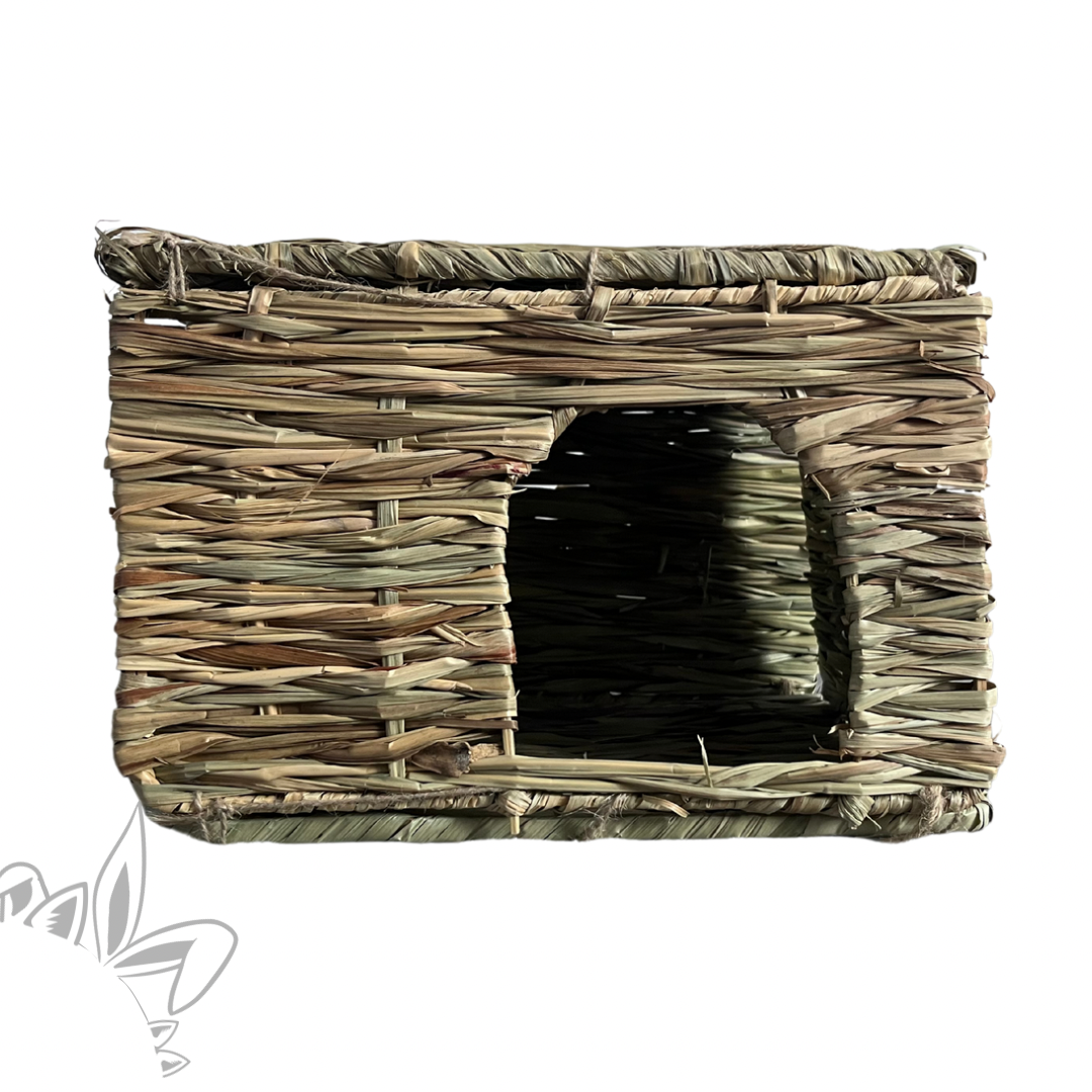 Cabane naturelle en herbe séchée
Pour son bien-être et apaiser son stress, il est nécessaire à votre lapin d’avoir des endroits où se cacher afin de jouer ou de s’y reposer.