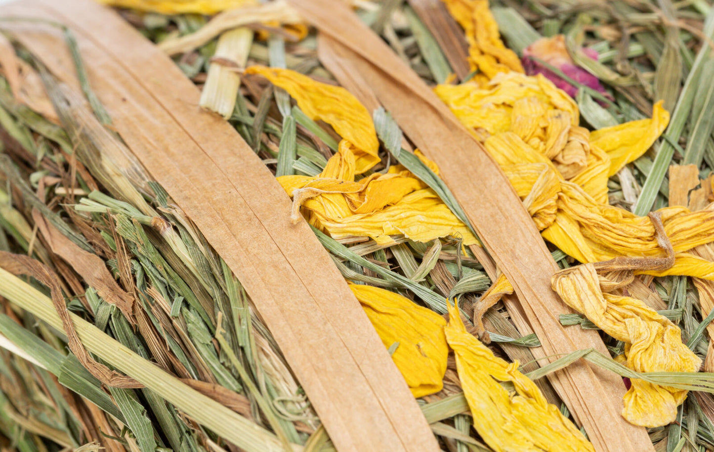 Rouleau de foin aux fleurs pour lapin