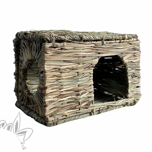 Cabane naturelle en herbe séchée

Pour son bien-être et apaiser son stress, il est nécessaire à votre lapin d’avoir des endroits où se cacher afin de jouer ou de s’y reposer.  